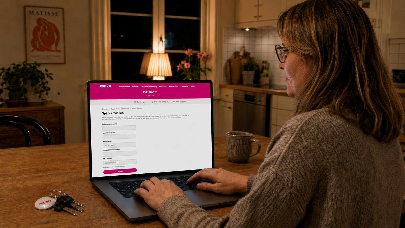 ”Kvinna sitter vid ett köksbord och fyller i ett formulär på en laptop. På skärmen visas Comviqs Mitt Konto med sidan ’Spärra mobilen’. På bordet ligger nycklar med en nyckelring märkt ’Jättebra’. I bakgrunden syns ett mörkt fönster, en tänd fönsterlampa och växter. Bilden är AI-genererad.”