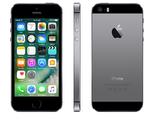 En iPhone 5s i rymdgrå visad framifrån, från sidan och bakifrån, med iOS-startskärm synlig.