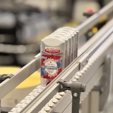 Produkty Old Spice na linii produkcyjnej