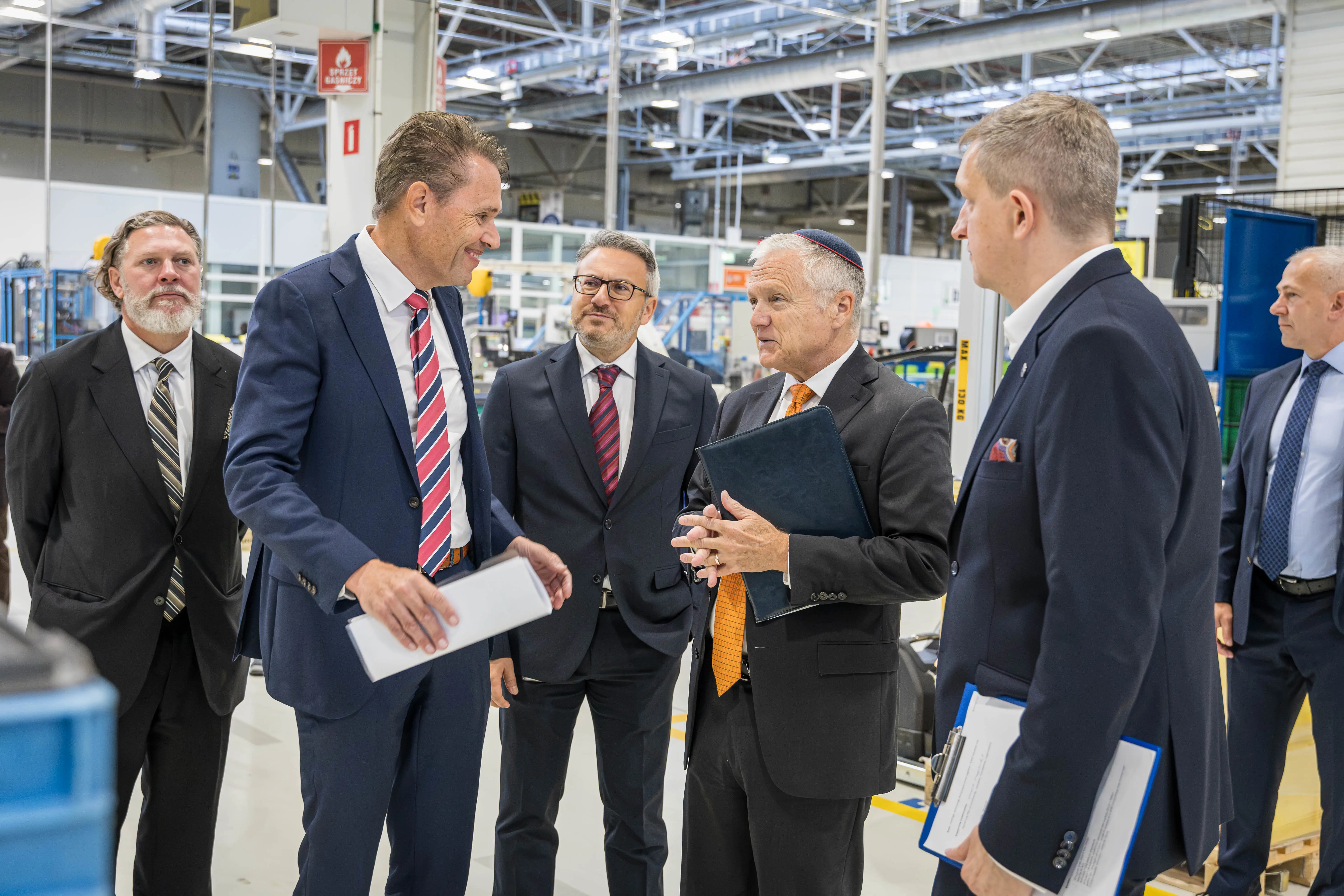 Ambasador Tom Rose podczas zwiedzania fabryki Gillette