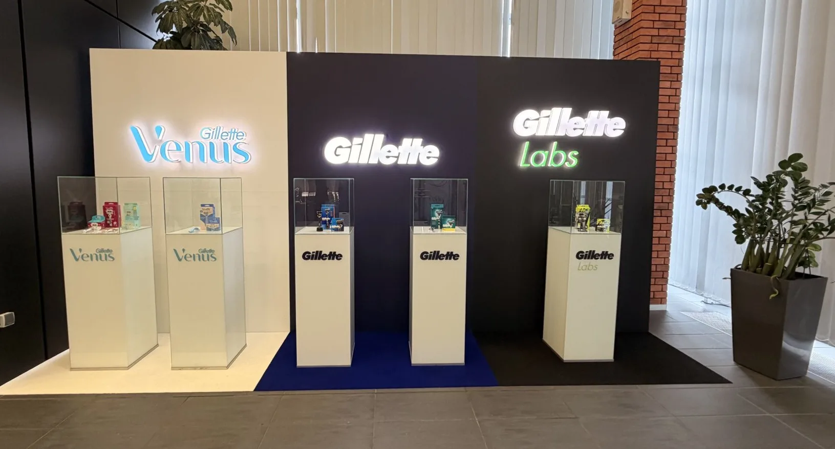 Ekspozycja produktów Gillette - maszynki ustawione na podwyższeniu w korytarzu fabryki