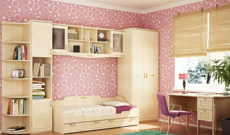 girls-bedroom-pink-wallpaper