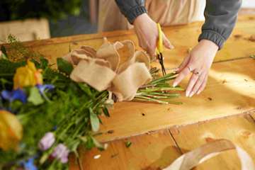Florist table handtied bright scissors 2 RGB