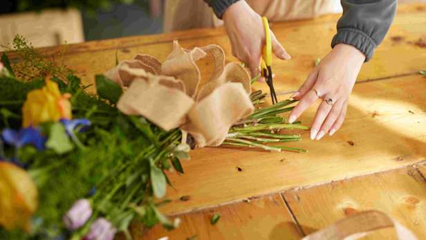 Florist table handtied bright scissors 2 RGB