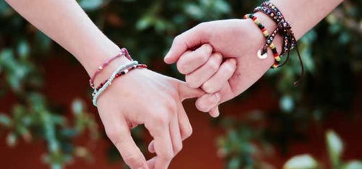 hands linking fingers