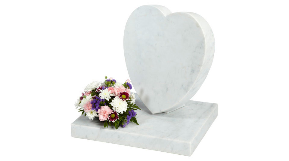 Sloping marble heart plaque Sloping marble heart plaque