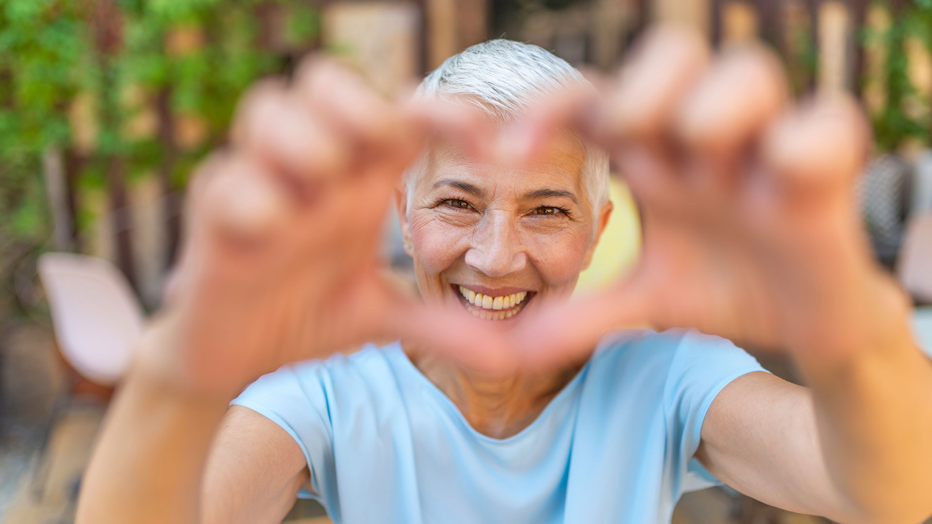 Mulher sorrindo representando os benefícios clínicios de Metamucil