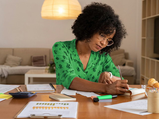 Mortgage woman in green writing - Lendo bolån