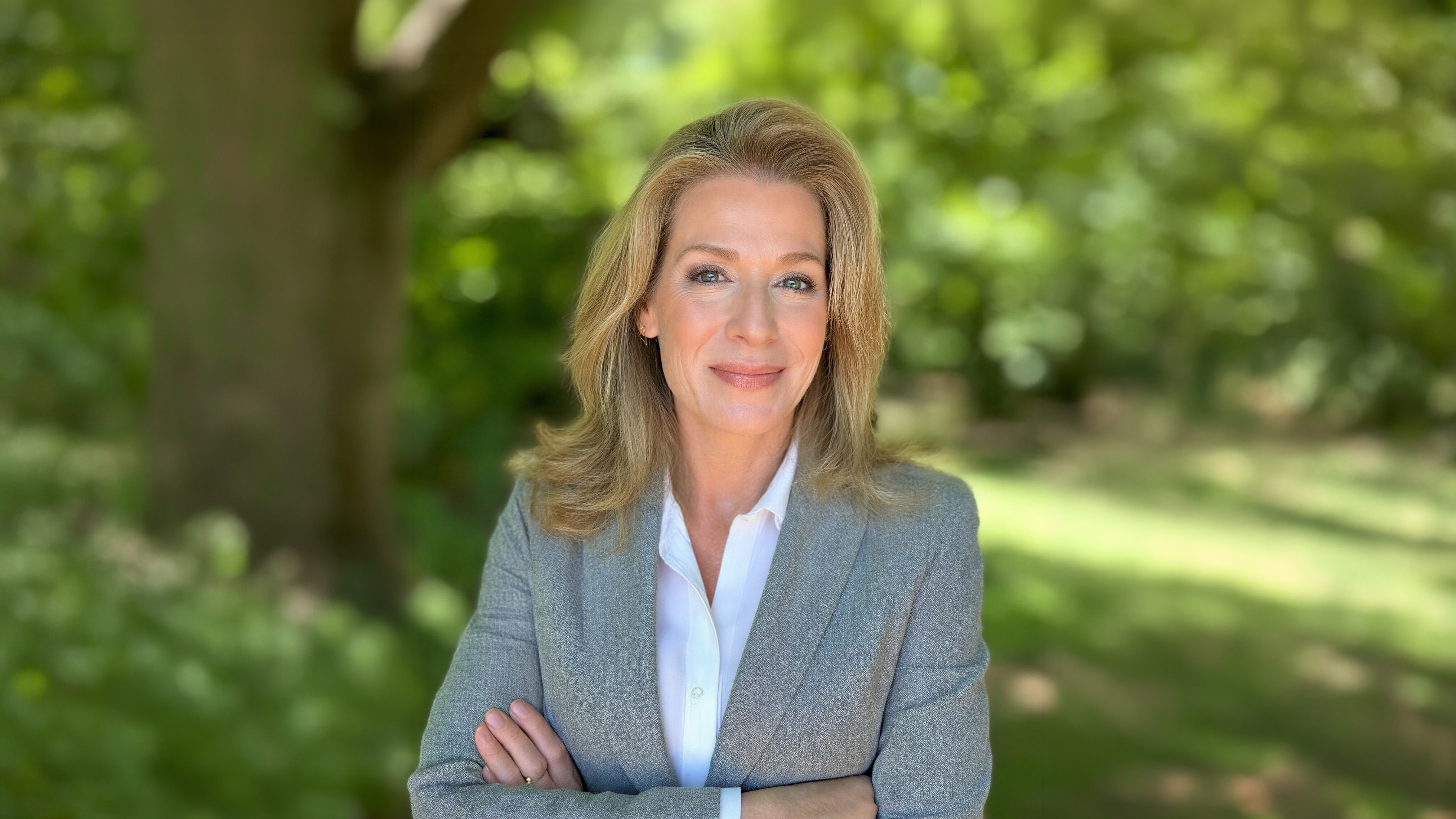 Sharon Lavie sparekonom Lendo. Grå kavaj träd i bakgrunden.