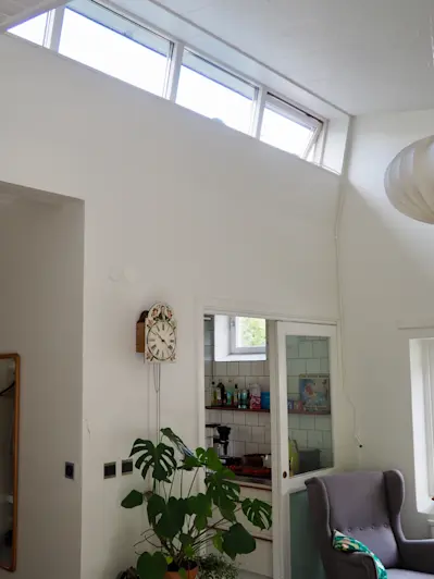 Överljusfönster i vardagsrummet i envåningshusen.