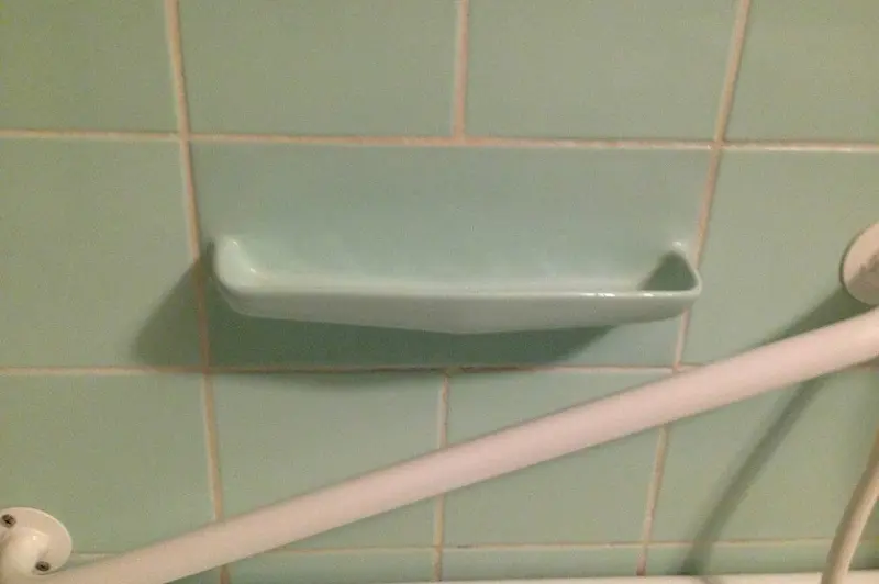 Ursprunglig tvålkopp vid badkaret.