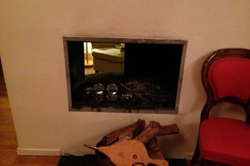 Den öppna spisen i tvåvåningshusen är en mycket speciell konstruktion. Öppen spis åt ena sidan...