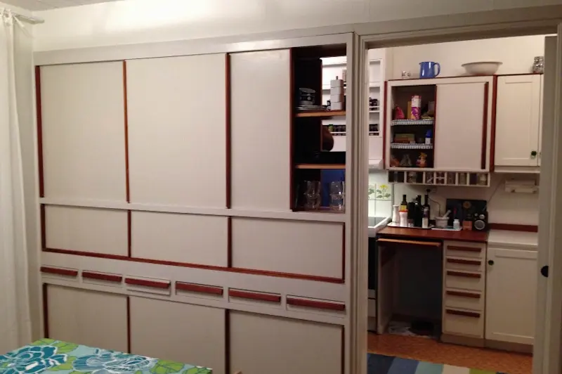 Exempel på bevarat kök. Vitmålade skåpsluckor med teaklister.