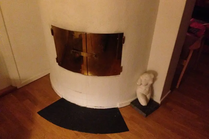 ...och kakelugn åt andra rummet.