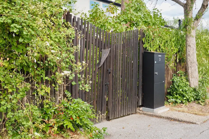 Ursprungligt staket och grind.