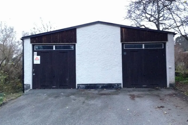 Gaveln på ena längan innehåller två garage till de hus som inte har egna garage vid entrén.