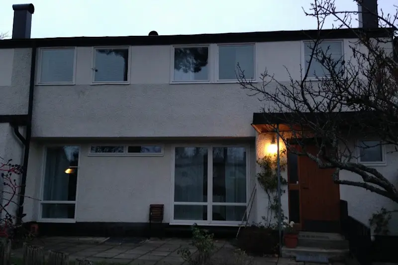 Tvåvåningshus i den norra längan. Skärmtaket vid entrén har tillkommit senare.