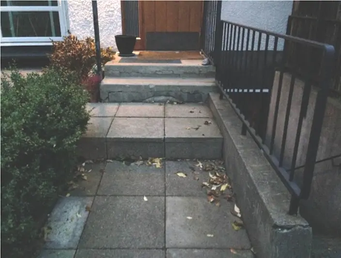 Exempel på källartrappa i tvåvåningshusen.