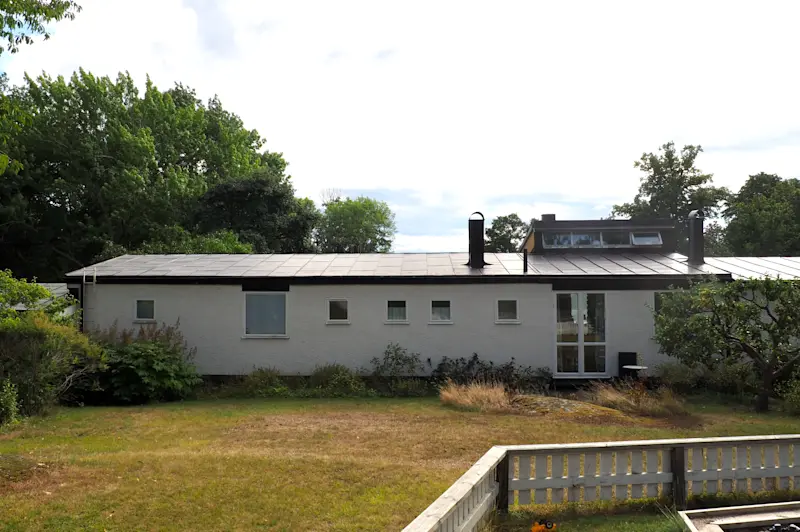 Envåningshusens fasad mot allmänningen.