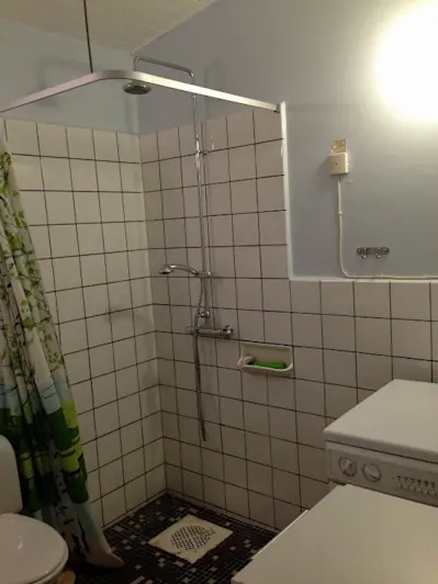 Badrummen var halvkaklade med både dusch och badkar. Golvvärme fanns redan vid uppförandet.