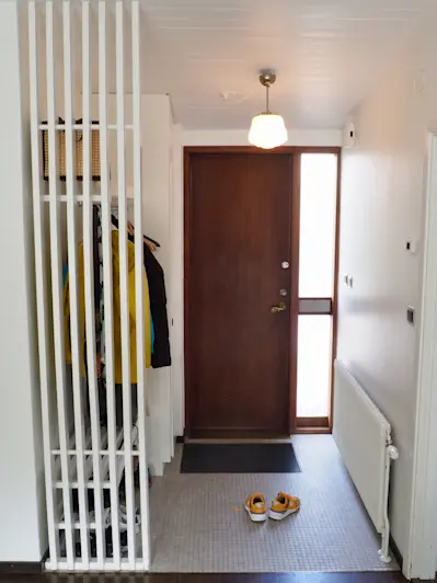 Ursprunglig ytterdörr och karmar av teak. Sidofönster av ornamenterat glas i ränder. Även spaljén är ursprunglig och finns på flera ställen i husen.