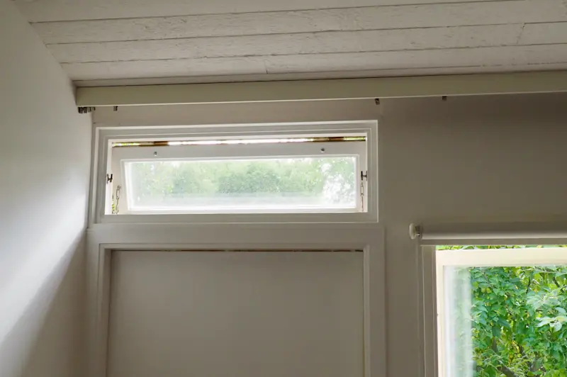 Tak av råspont, ursprungligen skulle taken laseras men täckmålades i stället.