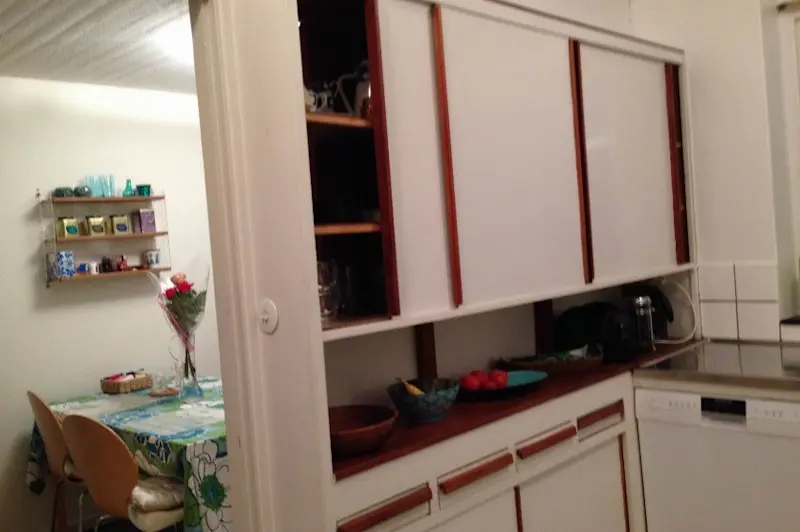 Skåpsvägg med genomgående skåp.