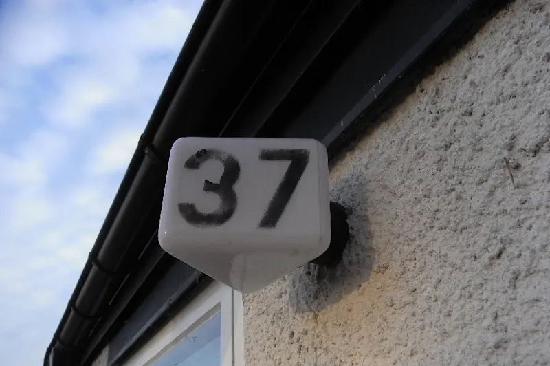 Ursprunglig husnummerarmatur. Nytillverkad i samma stil görs av Zimmerman som kan köpas bland annat på elbutik.se