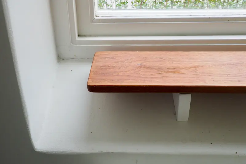 Ursprungliga fönsterbänkar av teak.