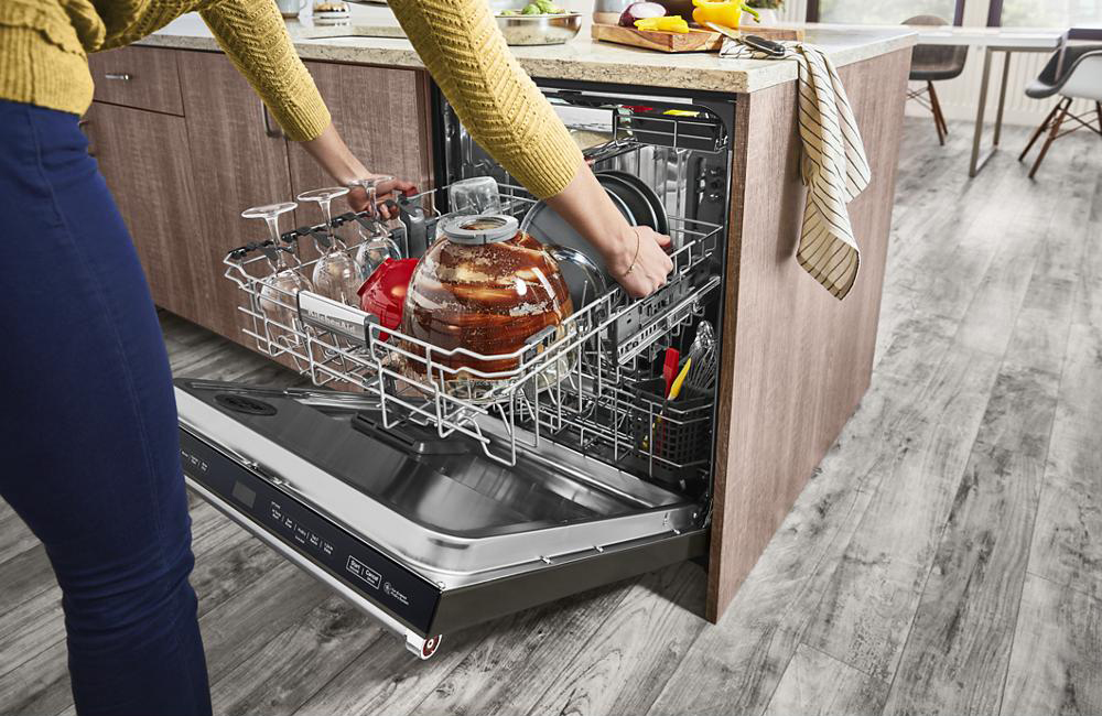 Adjustable middle rack