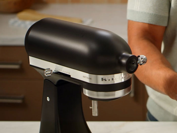 product-tips 3-in-1-pasta-attachment how-to-attach-step2