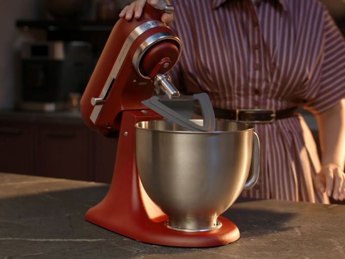 product-tips artisan-plus-mixer set-up step1 tilt-the-head
