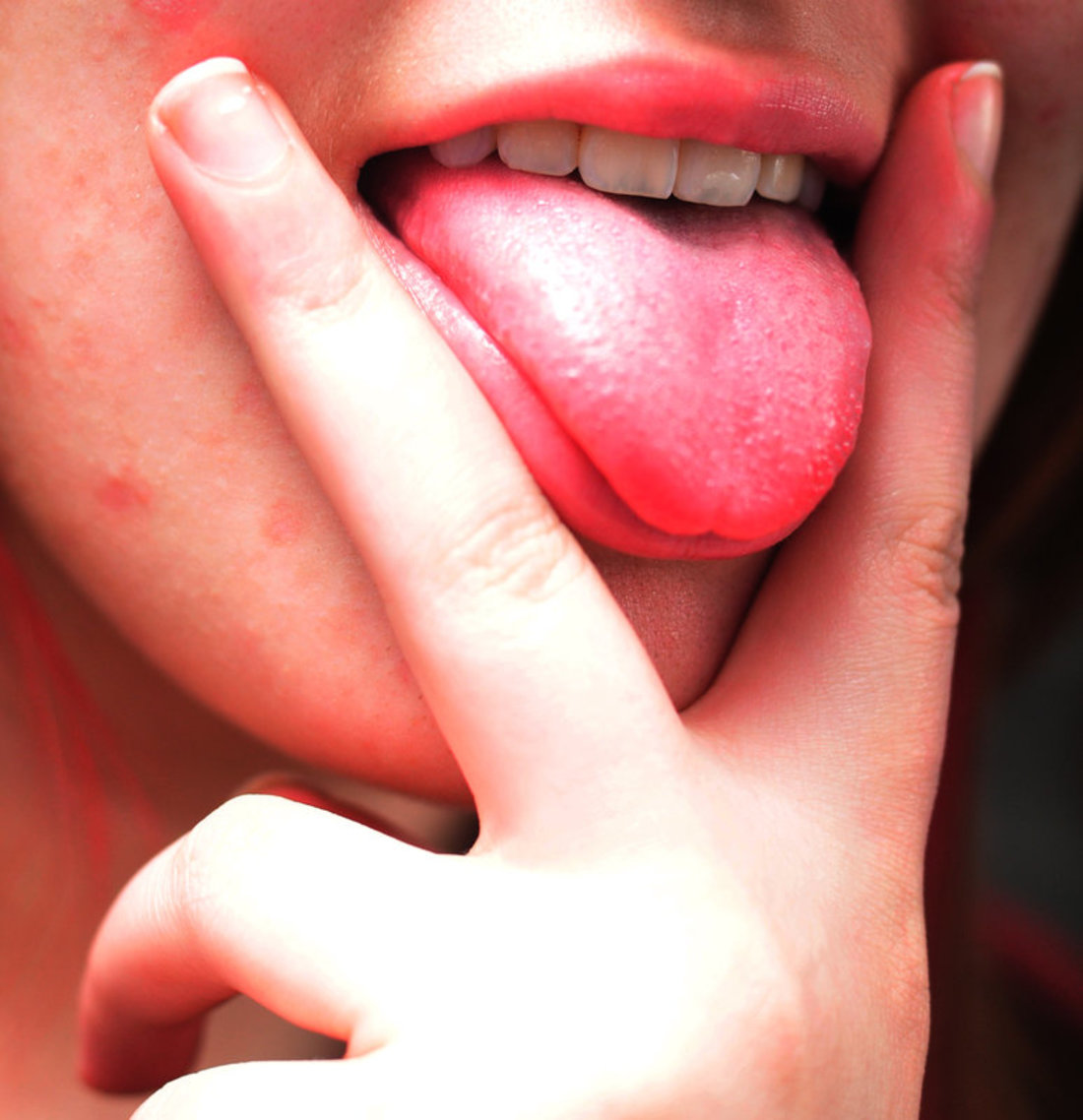 Анальный секс с брюнеткой завершился камшотом на язык телки