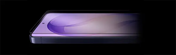 Telefonen ligger på siden med mørk bakgrunn