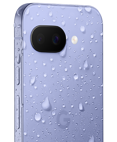 Pixel 9a i lavendelfarge, sett skrått bakfra, med vanndråper på seg.