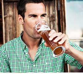 Mayrhofen-Hotel-Strass-4-Sterne-Haus-Mann-mit-Zillertaler-Bier