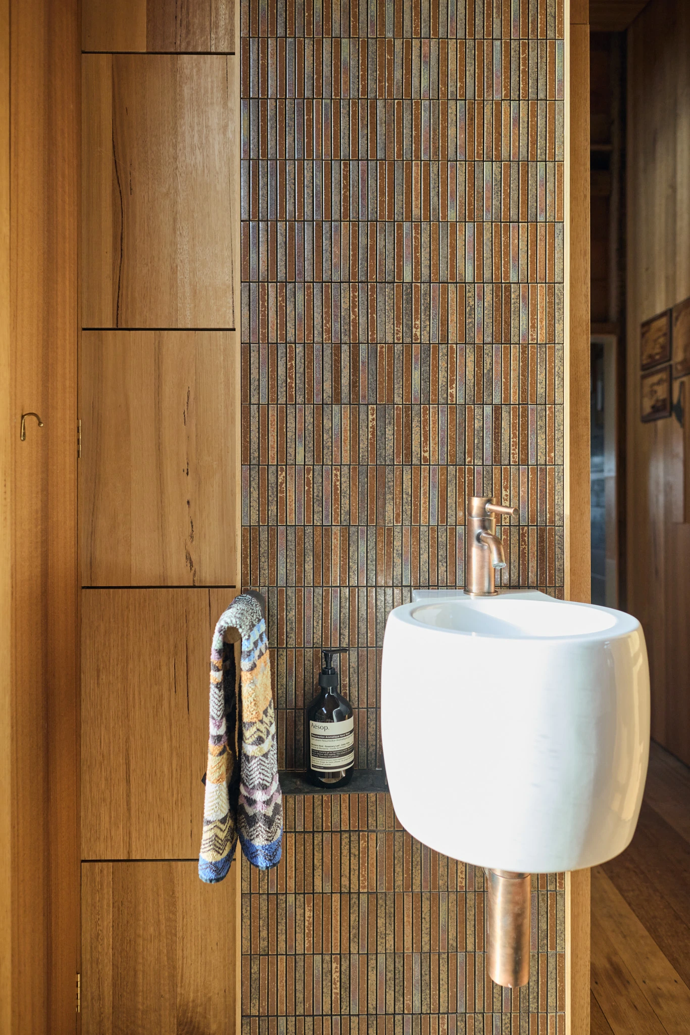 Barrell-shaped bathroom basin