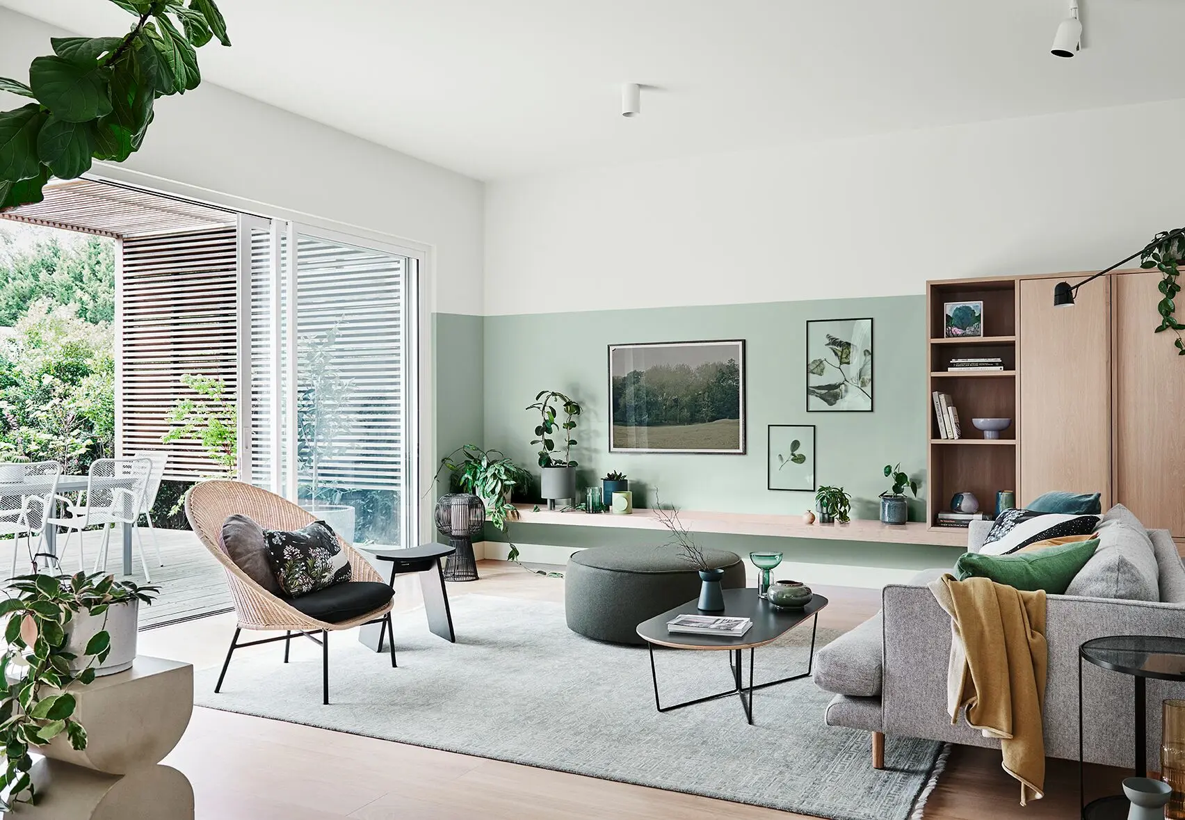 Green and white two-tone living room