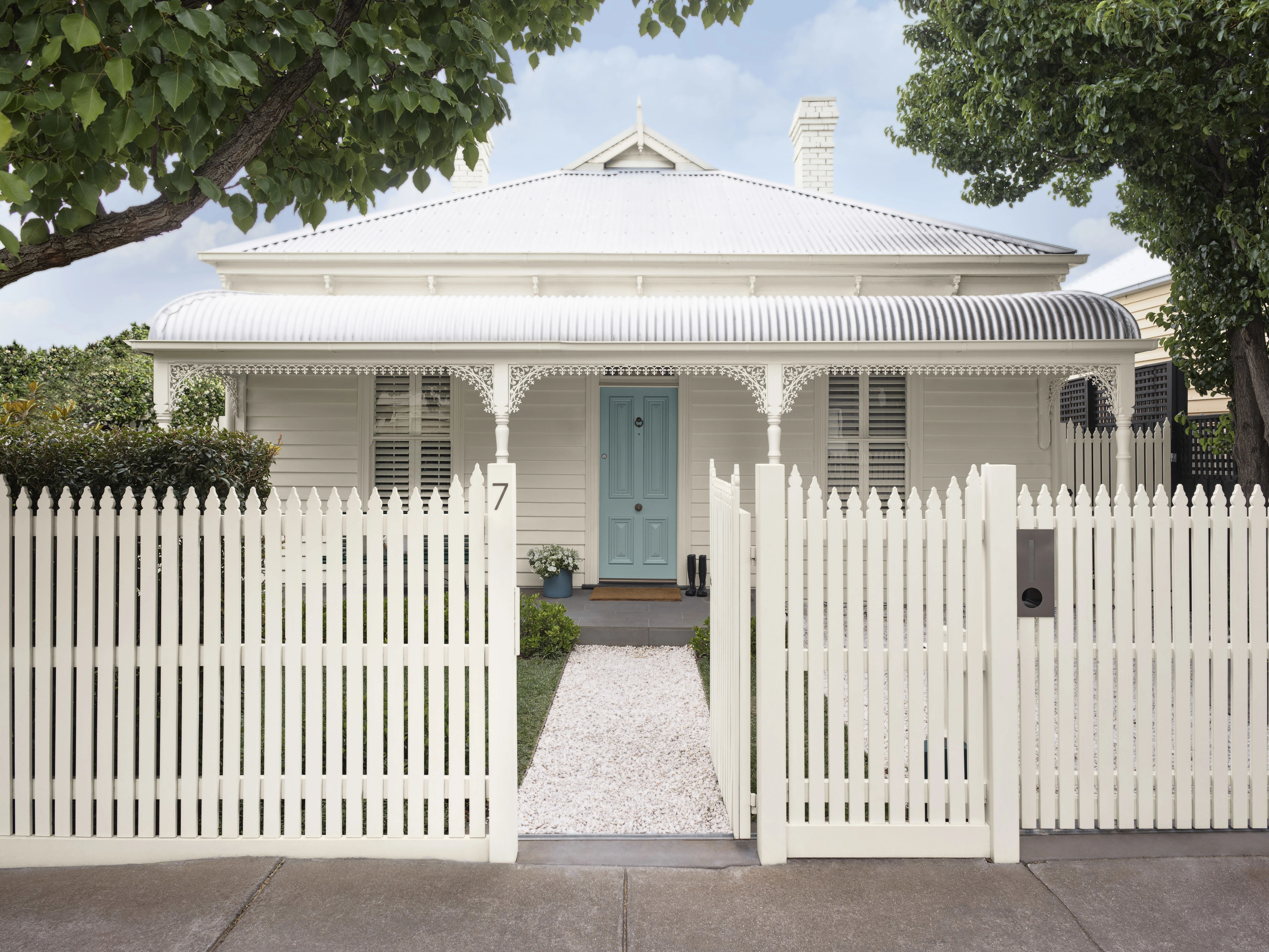 Choosing the perfect fence colour for your home