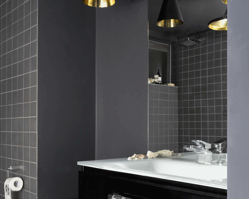 Lucy Feagins The Design Files, dark grey bathroom