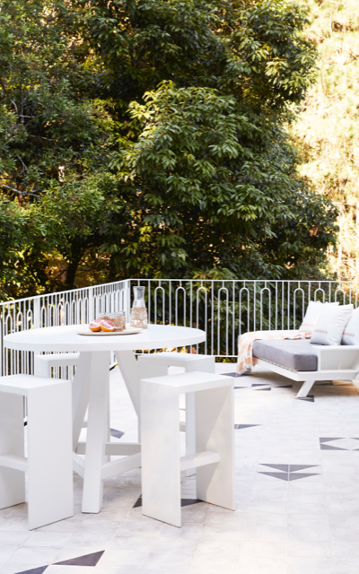 Outdoor entertaining area at Hinterland Hideaway project by Three Birds Renovations