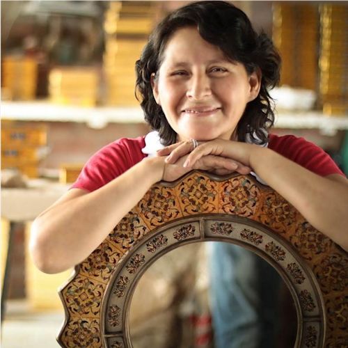 ASUNTA, reverse-painted mirror artist, Peru.