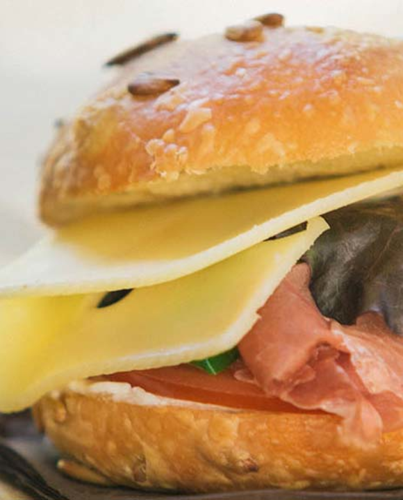 panino-ai-semi-di-girasole-prosciutto-crudo-e-insalata2
