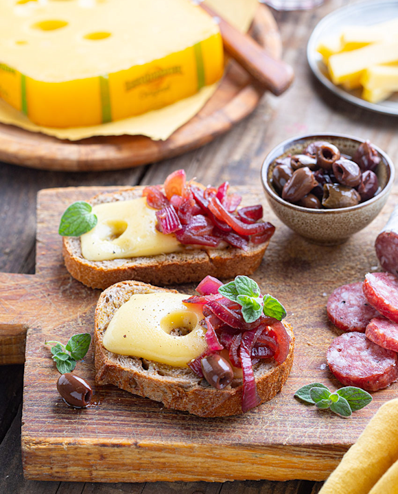Bruschette con Leerdammer, olive taggiasche e cipolla caramellata