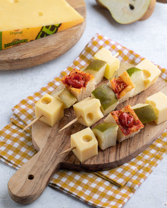 Spiedini-di-Leerdammer-pere-e-focaccia-al-pomodoro
