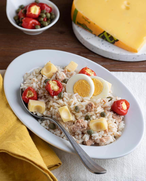 Insalata-di-riso-freddo-con-Leerdammer-uova-tonno-peperoncini-ripieni-