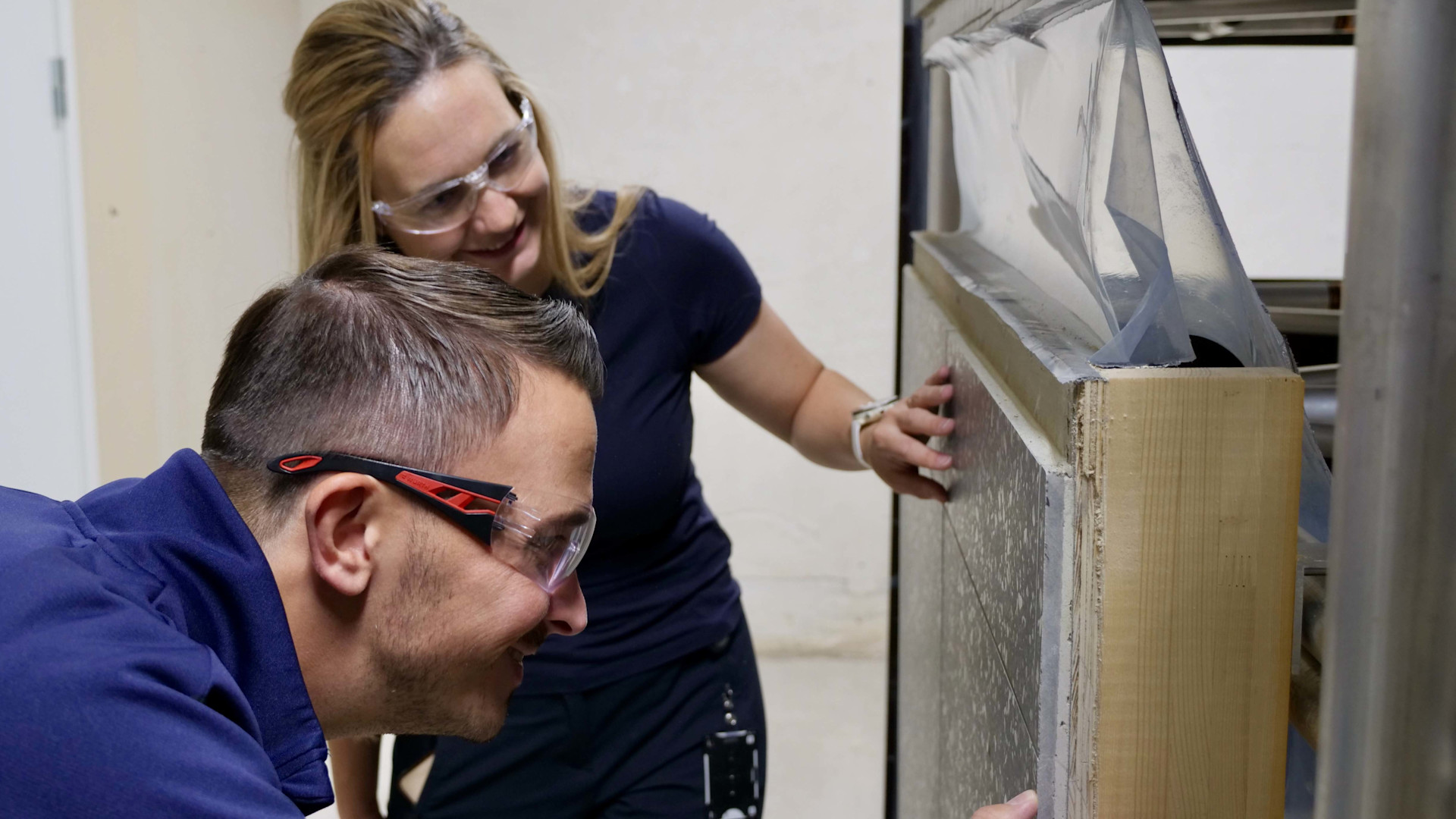 David Gusland hos Isola og Forsker hos SINTEF Silje Asphaug