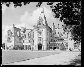 A black-and-white photo of Biltmore from the early 20th century. 