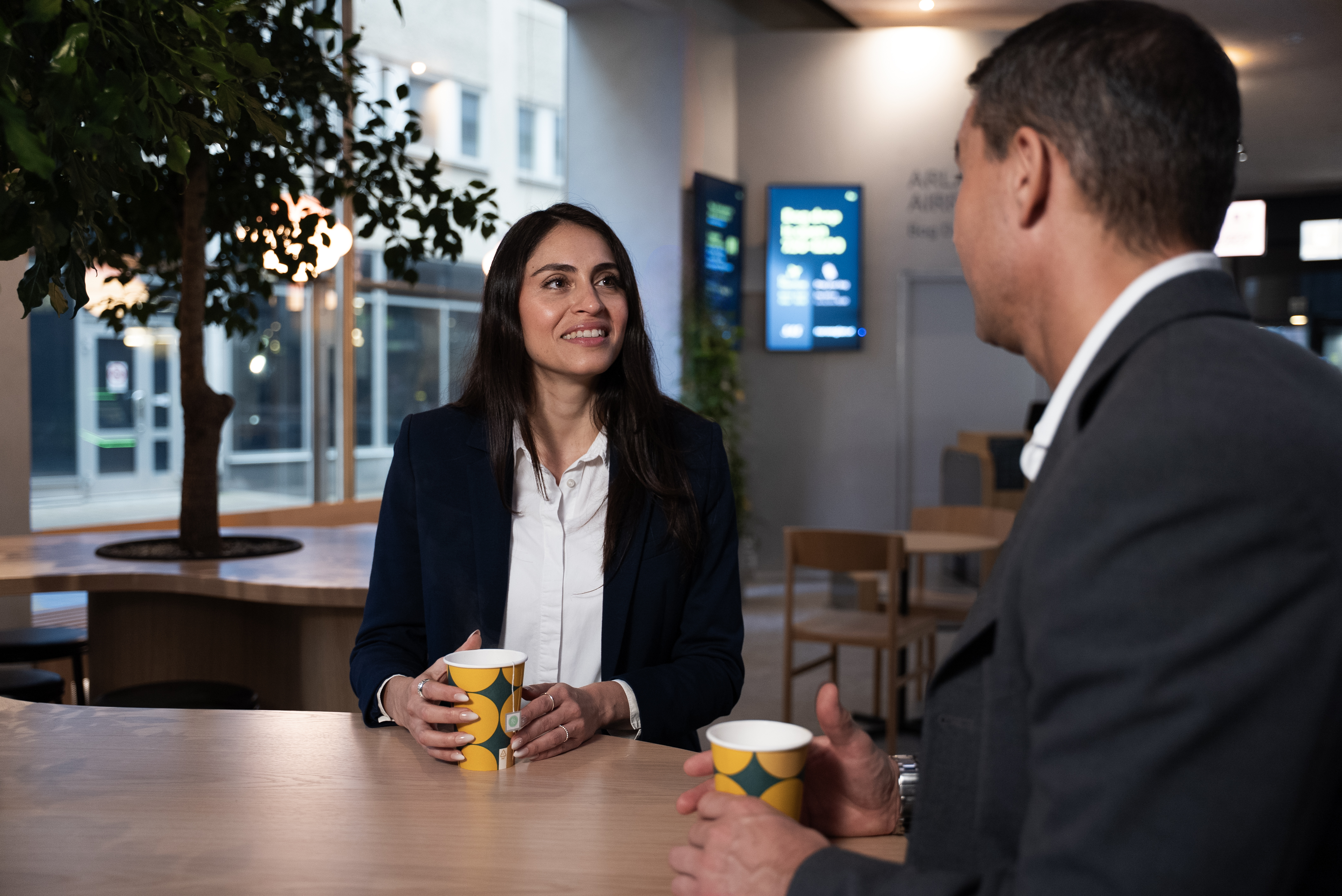 Affärsresenärer i ett fokuserat möte i Arlanda express bekväma och ljusa lounge på Stockholm centralstation.