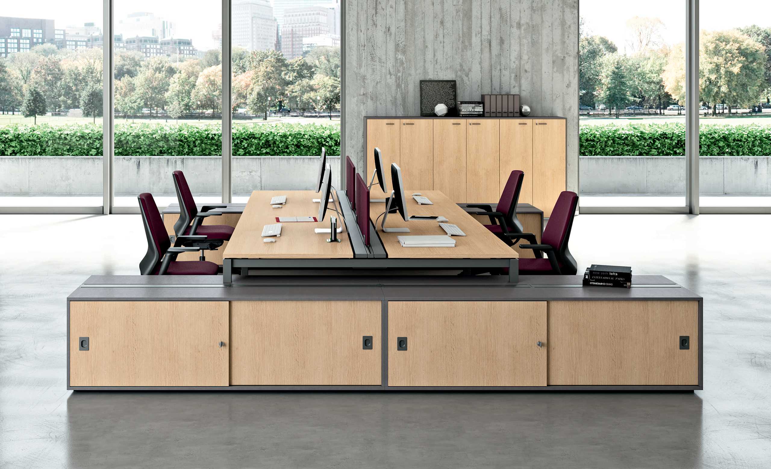 21. Mesa de trabajo sobre credenza doble